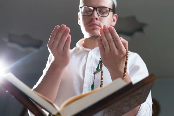 Hombre musulmán leyendo quran — Foto de Stock