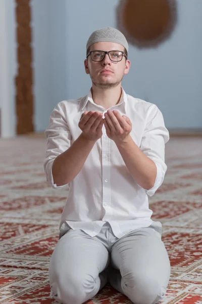 Müslüman adam camide namaz kılıyor. — Stok fotoğraf