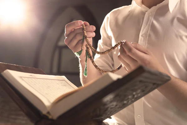 Muslim Man Reading Quran — Stock Photo, Image