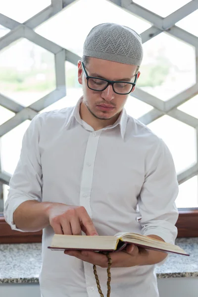 Homme musulman lisant le Coran — Photo