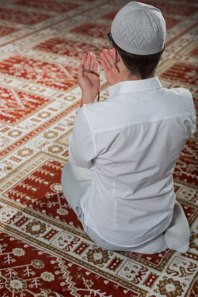 Homme prier dans l'église — Photo