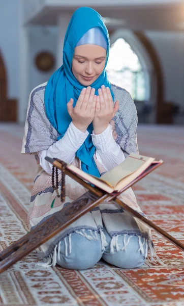 Muslimisches Mädchen betet — Stockfoto