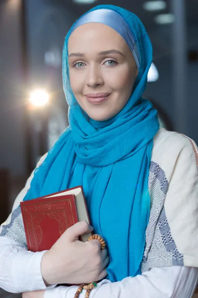 Muslim gadis memegang Quran — Stok Foto