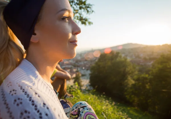 Menina desfrutando de vista do pôr do sol — Fotografia de Stock