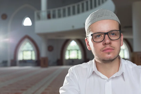 Homme musulman fréquentant la mosquée — Photo