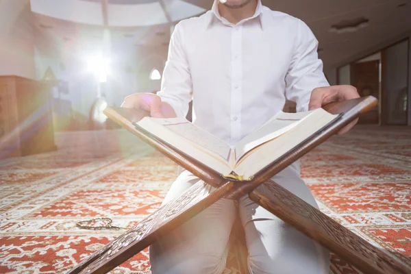 Muslim pria membaca quran — Stok Foto