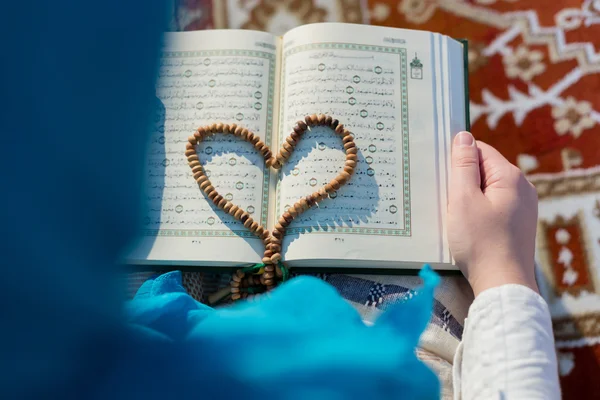 Мусульманская девушка молится — стоковое фото