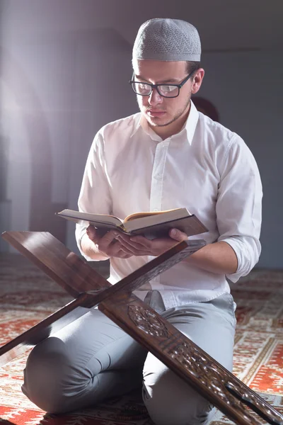 Hombre musulmán leyendo quran — Foto de Stock