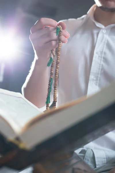 Mano che tiene un rosario musulmano — Foto Stock