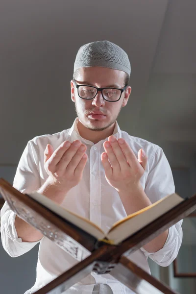 El hombre musulmán reza en la mezquita — Foto de Stock