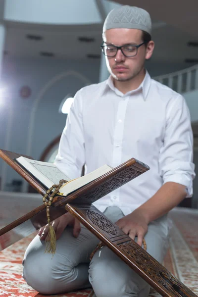 Hombre musulmán leyendo quran — Foto de Stock