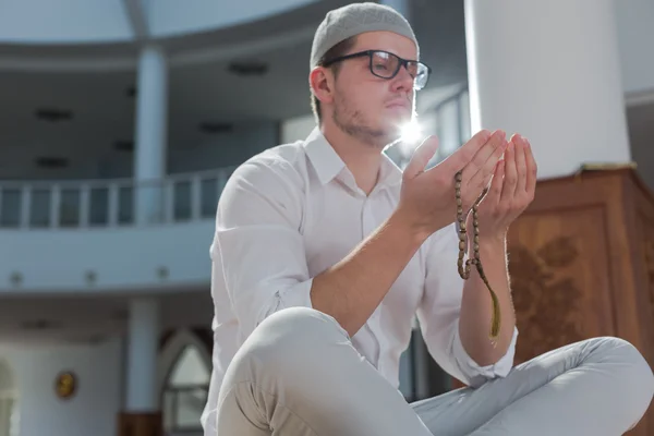 Muslim Man se modlí v mešitě — Stock fotografie