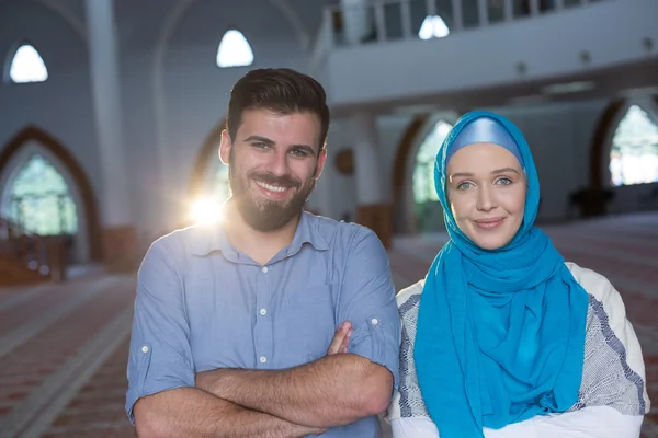 Арабская пара в мечети — стоковое фото
