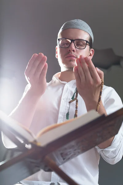 L'uomo musulmano sta pregando nella moschea — Foto Stock