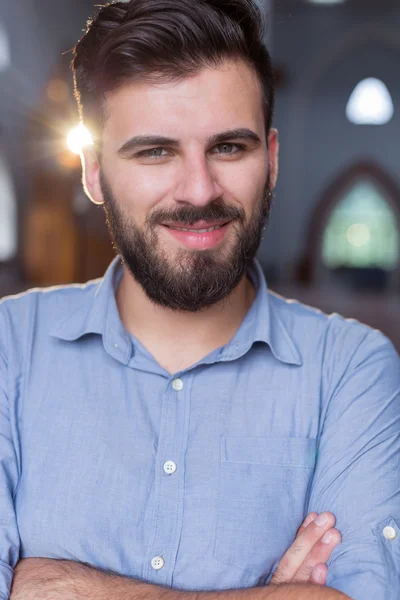 Hombre musulmán asistiendo a la mezquita —  Fotos de Stock