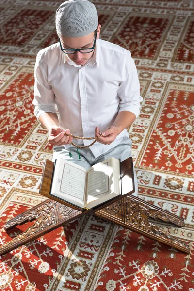 Muslim pria membaca quran — Stok Foto