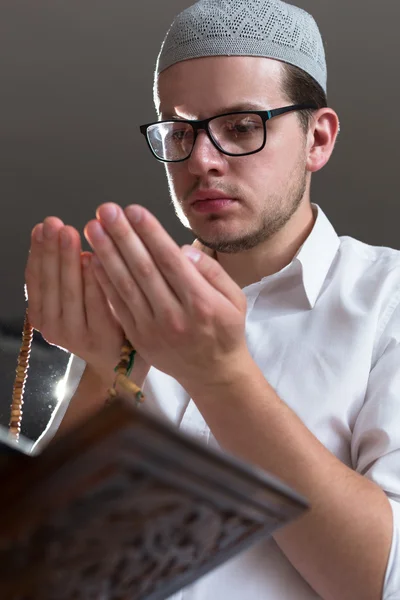 Muslimska mannen ber i moskén — Stockfoto