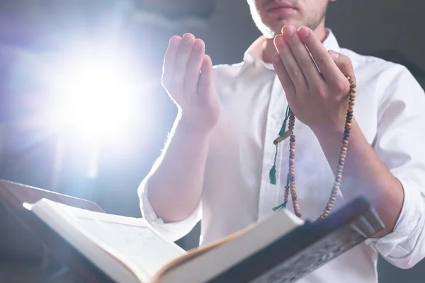 Hombre musulmán leyendo quran — Foto de Stock