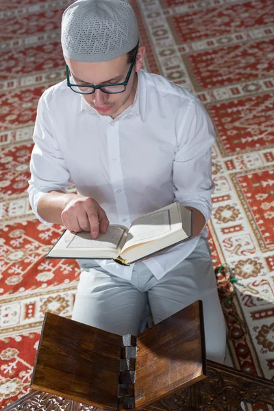 Hombre musulmán leyendo quran — Foto de Stock