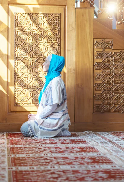 Muslim girl praying — Stock Photo, Image