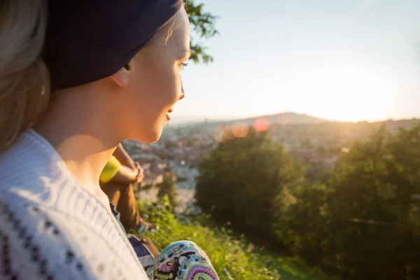 Menina desfrutando de vista do pôr do sol — Fotografia de Stock