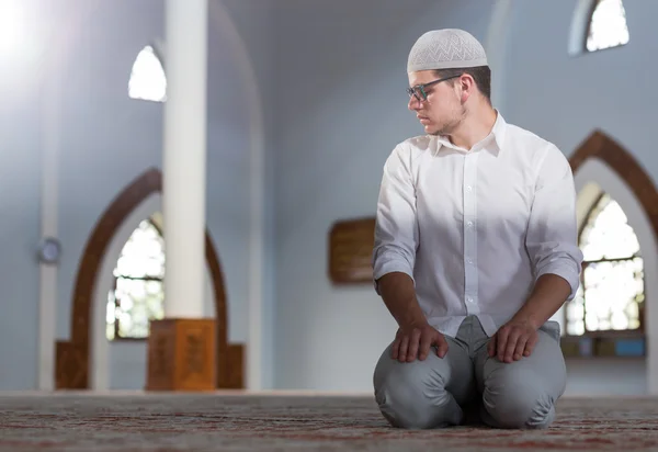 穆斯林男子在清真寺祈祷 — 图库照片