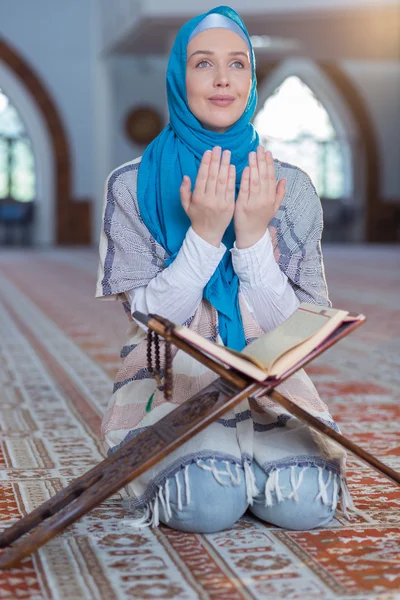 Мусульманская девушка молится — стоковое фото