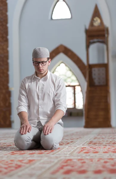 L'homme musulman prie dans la mosquée — Photo