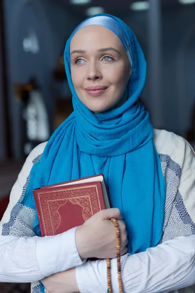 Muslimisches Mädchen mit Quran — Stockfoto