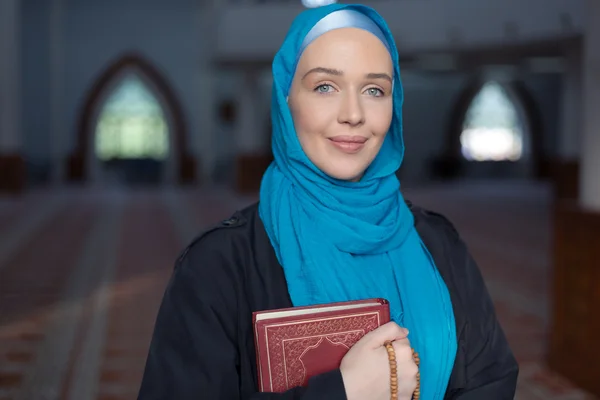 Muslim gadis memegang Quran — Stok Foto