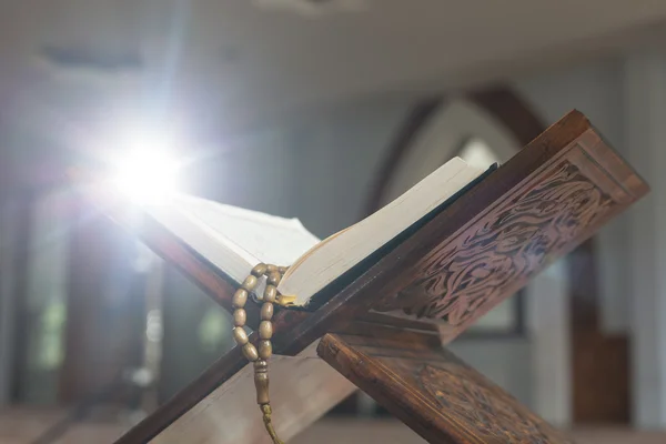 Szent Korán könyv거룩한 꾸 란 책3D-s világító zöld felületen — 스톡 사진