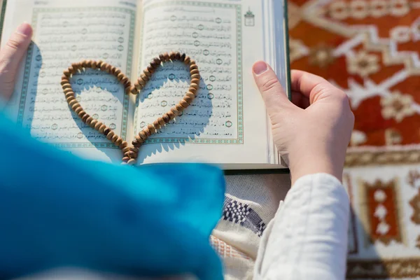 Muslim girl praying — Stock Photo, Image