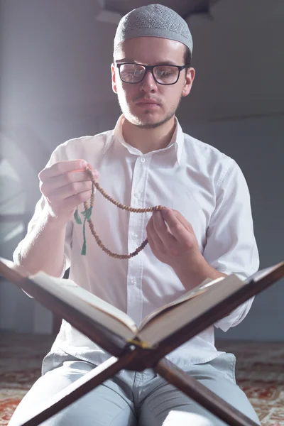 코란을 읽는 모슬렘 남자 — 스톡 사진