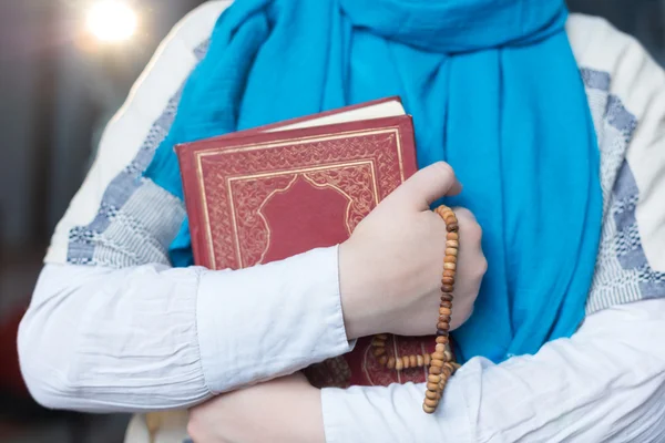 Menina muçulmana segurando Alcorão — Fotografia de Stock