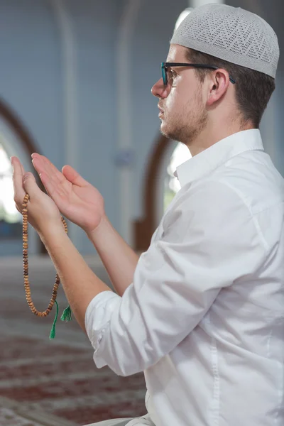 Moslim man bidt in de moskee — Stockfoto
