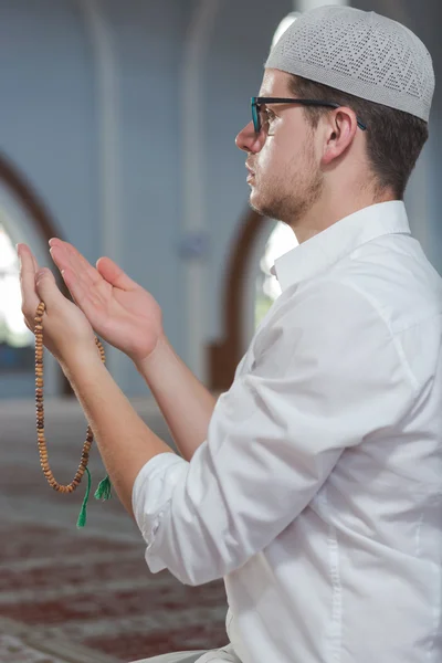 Muçulmano está orando na mesquita — Fotografia de Stock