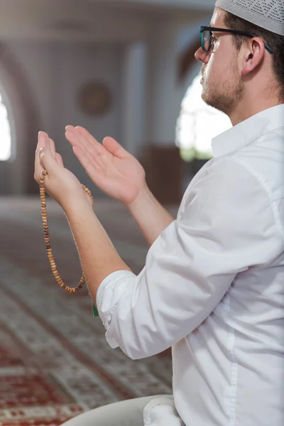 Muslimska mannen ber i moskén — Stockfoto