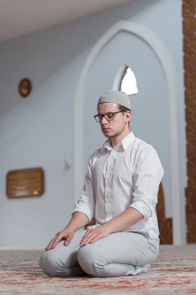 L'homme musulman prie dans la mosquée — Photo