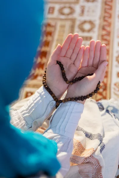 Muslimisches Mädchen betet — Stockfoto