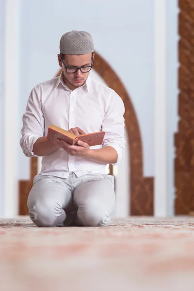Hombre musulmán leyendo quran —  Fotos de Stock