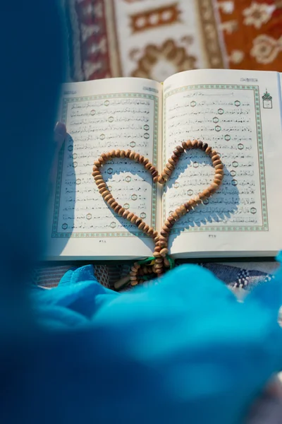 Muslim girl praying — Stock Photo, Image