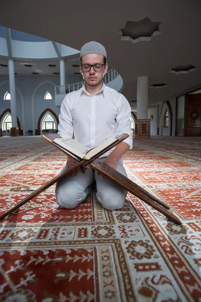 Homme musulman lisant le Coran — Photo