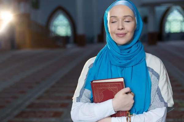 Muslimská dívka drží Koránu — Stock fotografie