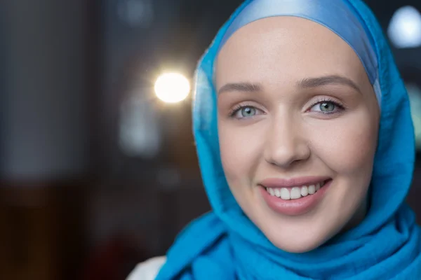 Muslim gadis mengenakan jilbab — Stok Foto