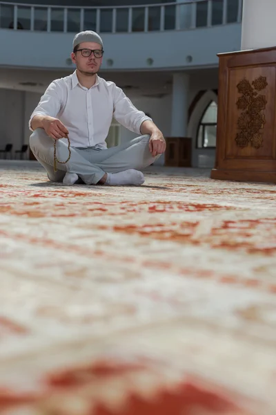 A muszlim ember imádkozik a mecsetben. — Stock Fotó
