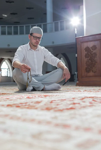 L'homme musulman prie dans la mosquée — Photo