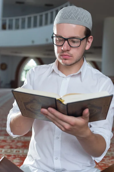 Uomo musulmano che legge il Corano — Foto Stock