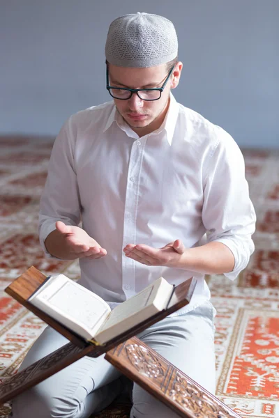 穆斯林男子阅读昆兰文 — 图库照片