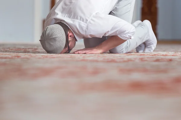 L'homme musulman prie dans la mosquée — Photo