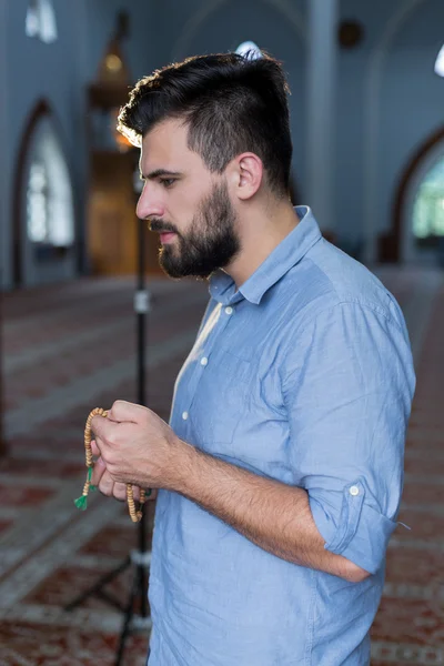 Hombre musulmán asistiendo a la mezquita — Foto de Stock